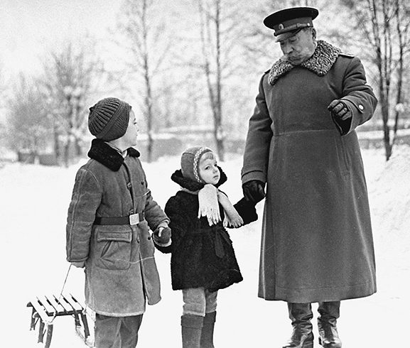 Семён Будённый с женой, зятем Михаилом Державиным и внуками. 1966 г. 