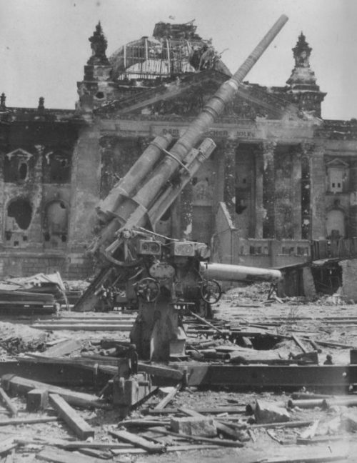 Разбитая немецкая техника. Май 1945 г.