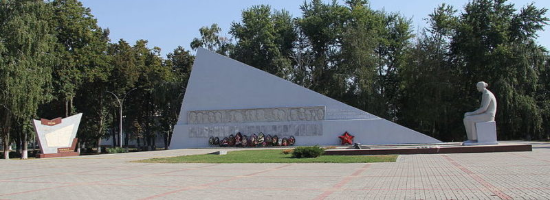 ст-ца. Динская. Памятник у средней школы №2, установленный на братской могиле советских воинов.
