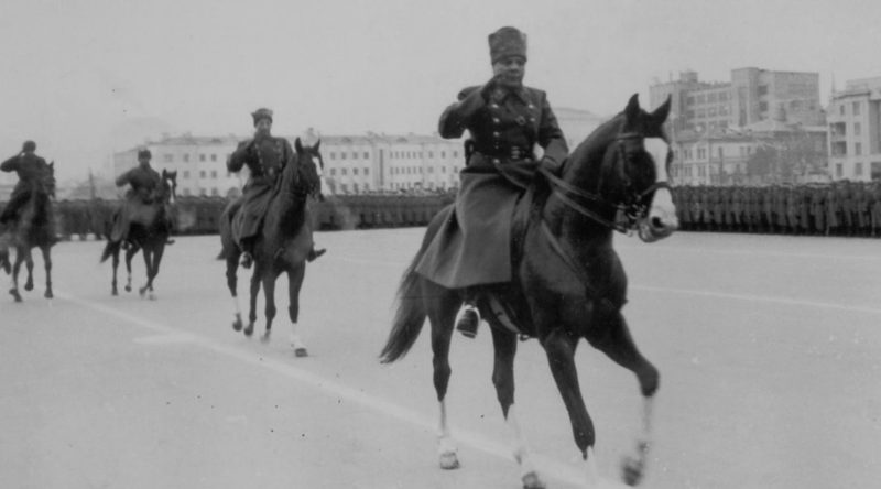 Маршал К. Ворошилов и генерал-лейтенант М. Пуркаев объезжают войска. Военный парад в Куйбышеве 7 ноября 1941 г.