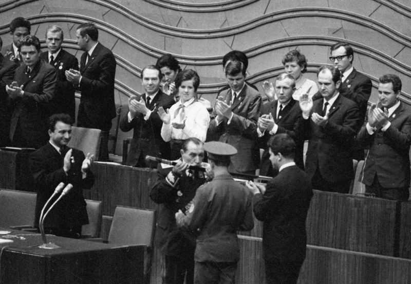 Будённый вручает комсомольцам свою боевую шашку на XVI съезде ВЛКСМ. 1970 г.