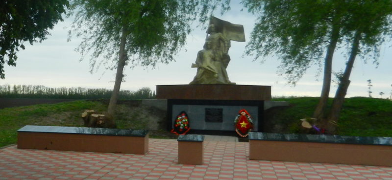 х. Карла Маркса Динского р-на. Памятник по улице Южной, установленный на братской могиле советских воинов.