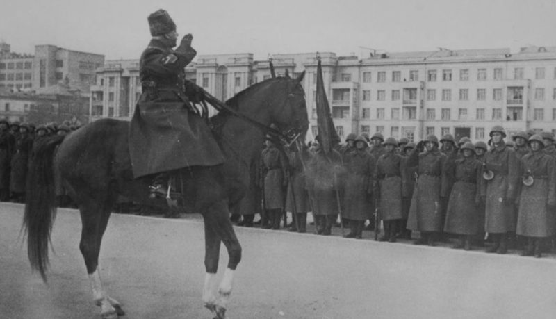 Маршал К. Ворошилов принимает военный парад в Куйбышеве 7 ноября 1941 г.
