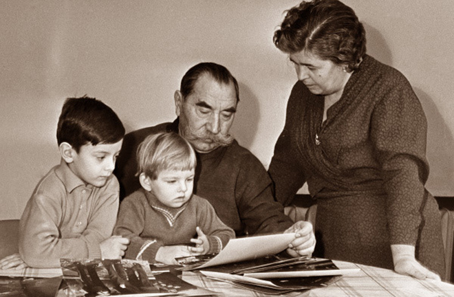 Семен Буденный с женой Марией и внуками. 1970 г.