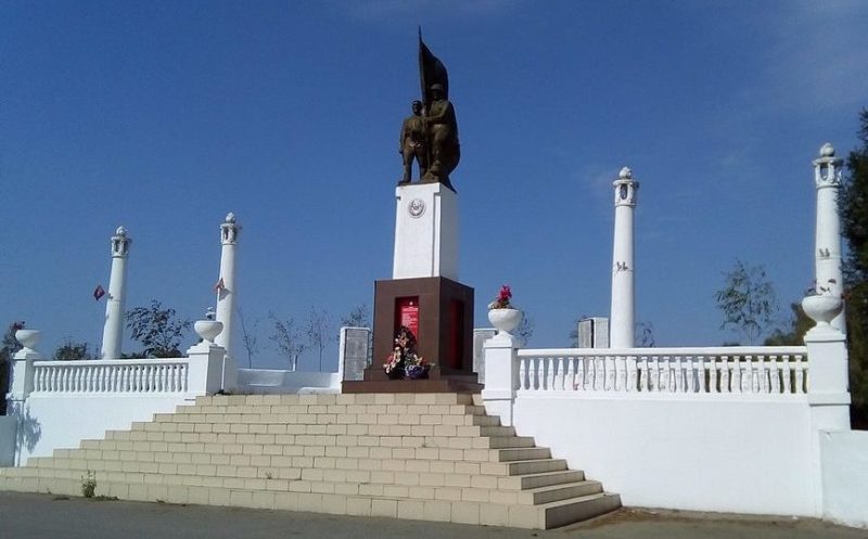 с. Красносельское Динского р-на. Памятник, установленный на братской могиле советских воинов.
