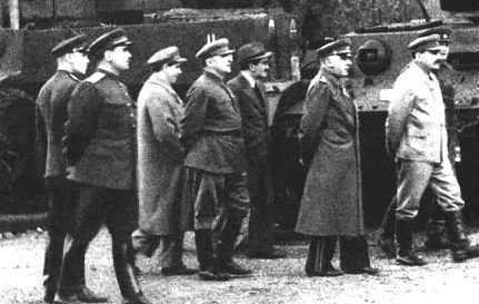 Члены ГКО (К. Е. Ворошилов 2-й справа) на выставке образцов трофейного немецкого вооружения в парке имени Горького. Москва, 1943 г. 