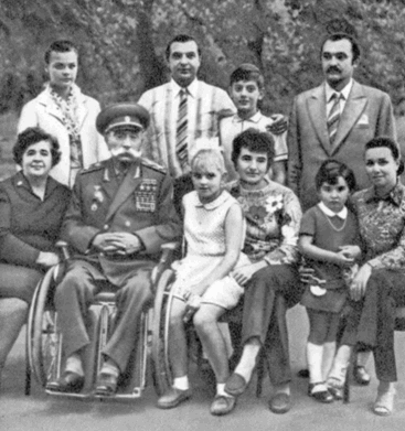 Семен Буденный в окружении семьи. 1972 г. 