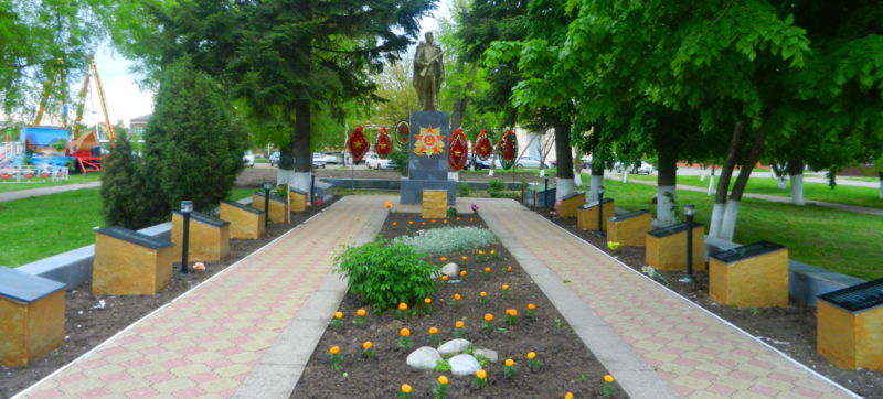 ст-ца. Новотитаровская Динского р-на. Памятник, установленный на братской могиле, в которой похоронено 600 советских воинов.