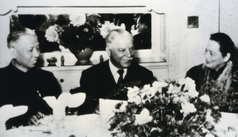 Сун Цинлин, Лю Шаоци и Климент Ворошилов в Шанхае. 1957 г.