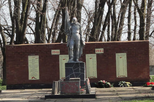 с. Первореченское Динского р-на. Памятник по улице Ленина, установленный на братской могиле, в которой похоронено 149 советских воинов, погибших в годы войны.