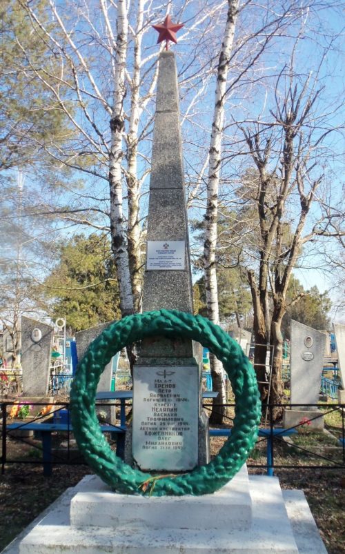 ст-ца. Пластуновская Динского р-на. Памятник на кладбище, установленный на братской могиле, в которой похоронено 3 летчика.