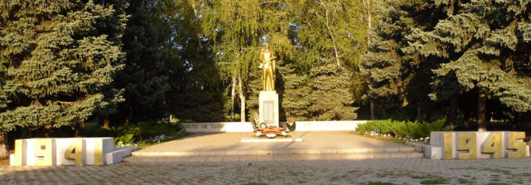 п. Украинский Динского р-на. Памятник погибшим землякам. 