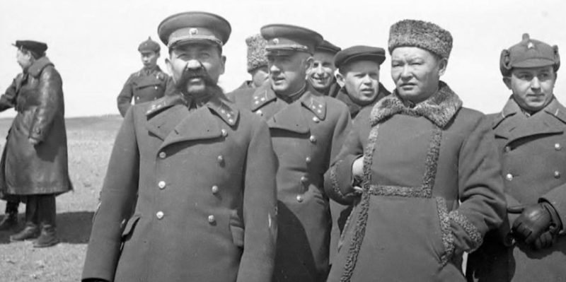Генерал-полковник О.И. Городовиков, инспектор кавалерии РККА, генерал-лейтенант П.А. Курочкин, командующий войсками ЗабВО и маршал Х. Чойбалсан. Монголия, 5 апреля 1941 г.