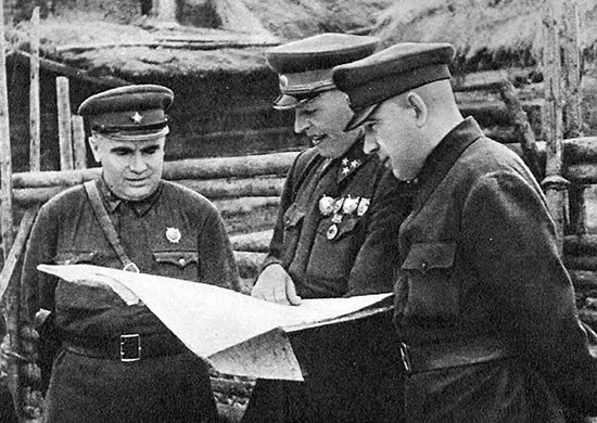 Командующий Северо-Западным фронтом П.А. Курочкин (справа), командующий 1-й ударной армией В.З. Романовский (в центре), член Военного совета армии Д.Е. Колесников. 1942 г.