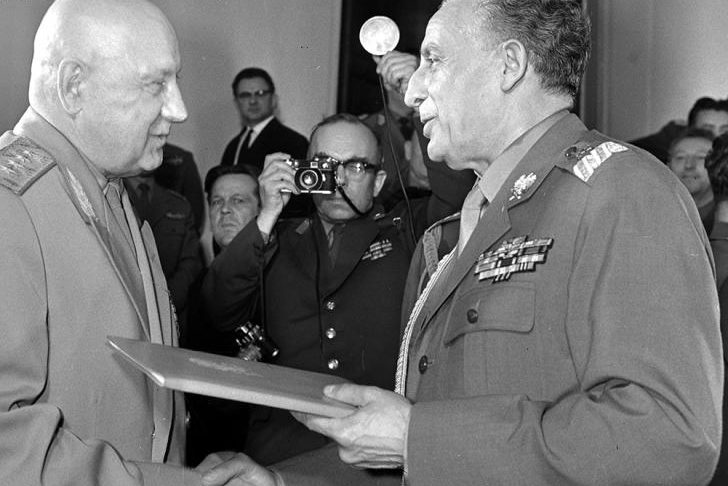 Министр национальной обороны ПНР маршал Польши М. Спыхальский вручает польскую медаль «Братство по оружию». 1966 г. 