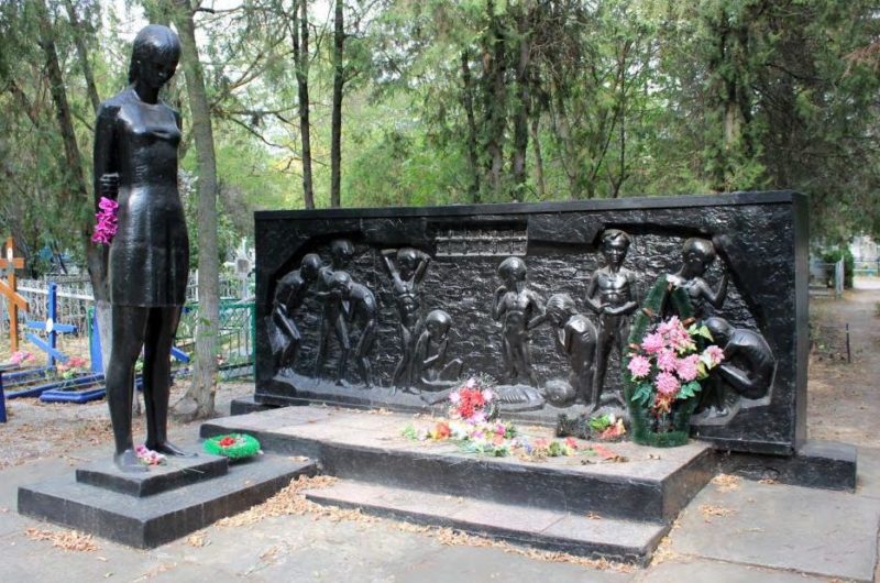 г. Ейск. Памятник на кладбище, установленный на могиле, в которой похоронено 214 советских детей, зверски умерщвленных в душегубках оккупантами в октябре 1942 г.