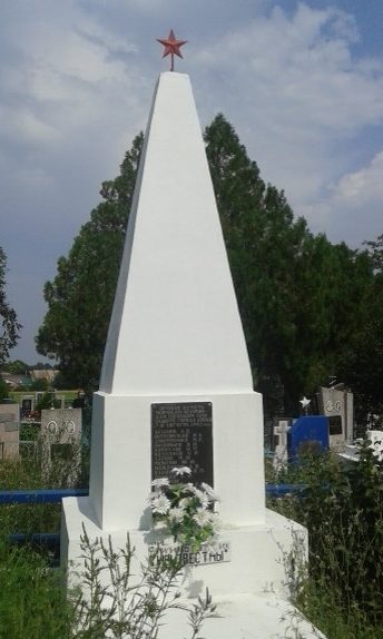 п. Широчанка Ейского р-на. Памятник на кладбище, установленный на братской могиле советских воинов.