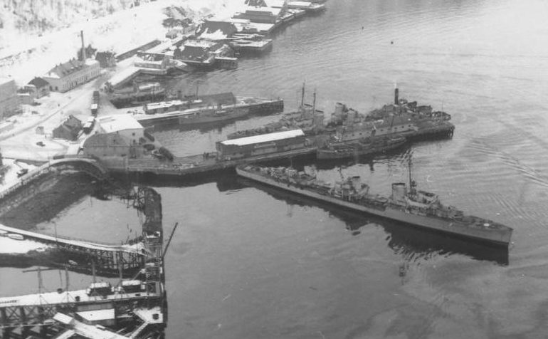 Немецкие эсминцы в норвежском порту Нарвик. 1940 год.