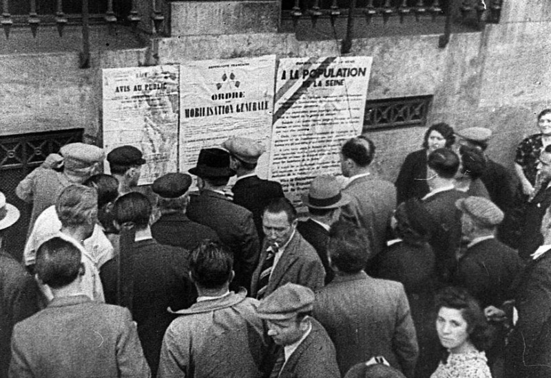 Парижане читают Декрет о всеобщей мобилизации. 2 сентября 1939 г.