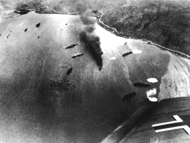 Атака немецких бомбардировщиков «Ju-87» британских кораблей в греческой военно-морской базе в бухте Суда на Крите. Апрель 1941 г.