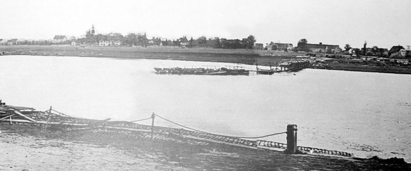 Разрушенный понтонный мост в районе Якобстала. 24 апреля 1945 г.