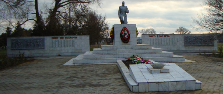 ст-ца. Вышестеблиевская Темрюкского р-на. Памятник на улице Ленина, установленный на братской могиле, в которой похоронено 129 советских воинов, погибших в боях с фашистскими захватчиками.