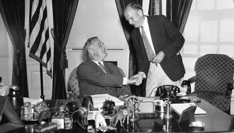 Президент Франклин Рузвельт приветствует сенатора Бертона К.Уилера в Белом доме, после подписания Закона о нейтралитете в августе 1935 года.