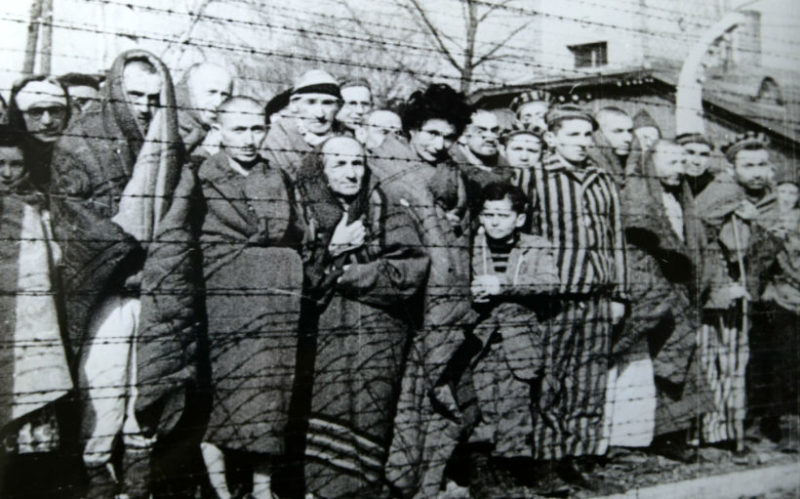 Узники концлагеря во время освобождения.