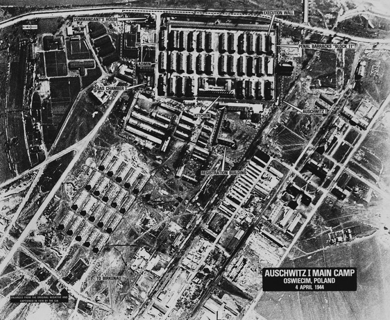 Вид лагеря «Аушвиц I» с воздуха в 1944 году.