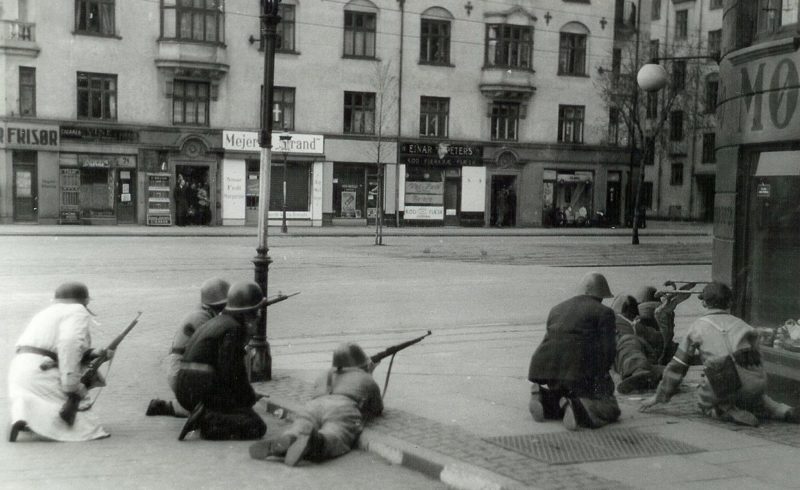 Датские бойцы сопротивления в перестрелке с немецкими солдатами. 
