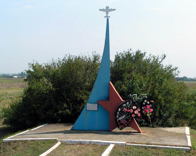 Темрюкский р-н. Братская могила советских летчиков у шоссе Анапа-Темрюк. 