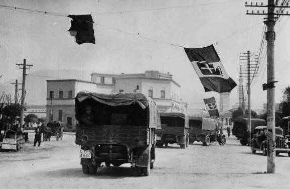 Колонна итальянских войск входит в Албанию. 