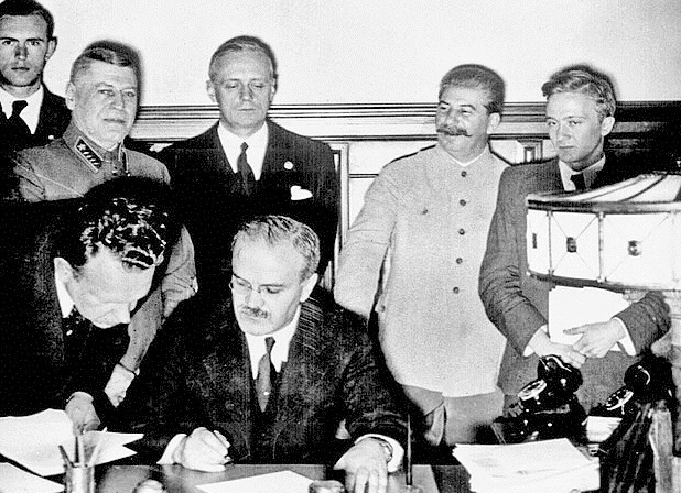 Иоахим фон Риббентроп и Вячеслав Молотов подписывают договор. 