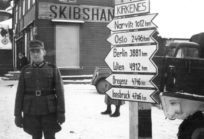 Немецкий солдат в Киркенесе. 1941 г. 