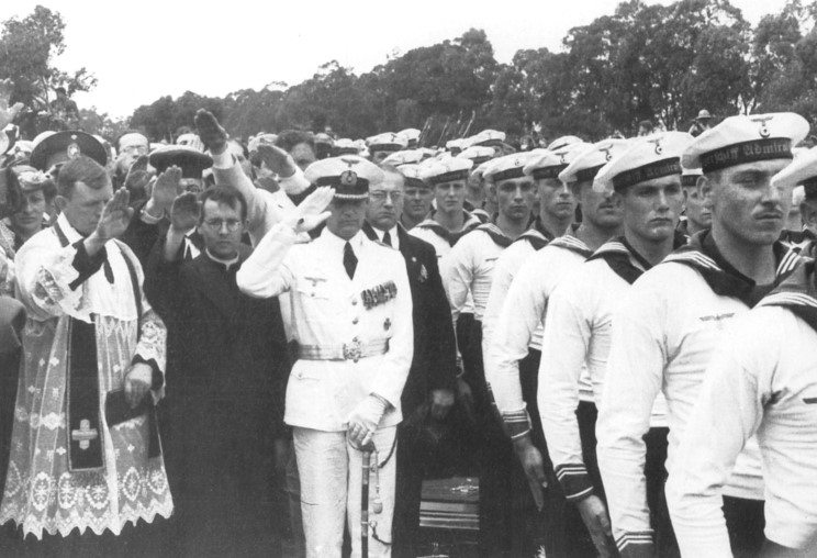 Командир крейсера «Адмирал граф Шпее» Hans Langsdorff с экипажем. 
