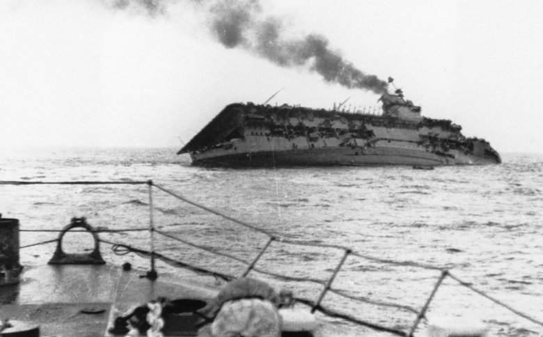 Британский авианосец «Courageous» тонет после попадания торпед с немецкой подводной лодки «U-29». Сентябрь 1939 г. 