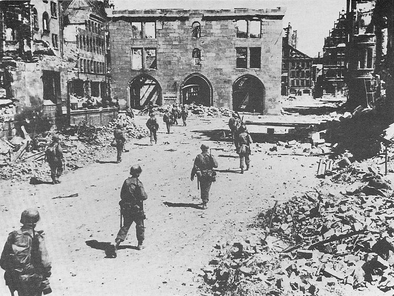 Американские солдаты 3-й пехотной дивизии в разрушенном Нюрнберге.