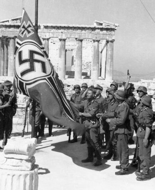 Немецкие солдаты поднимает немецкий военный флаг над Акрополем. 