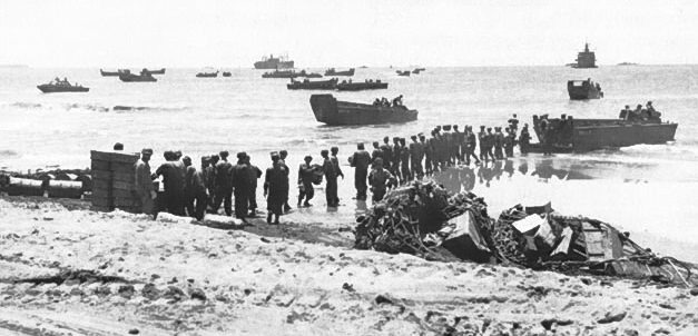 Высадка американских солдат на берег острова Новая Гвинея в районе города Аитапе.