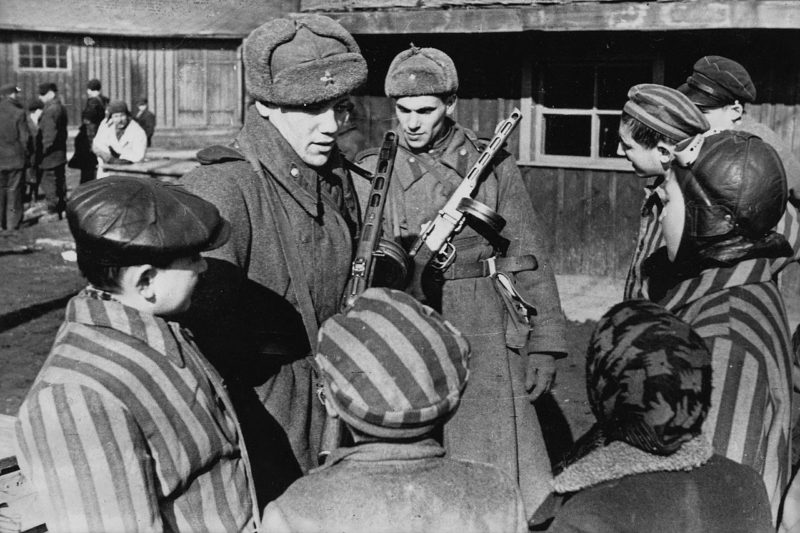 Советские солдаты общаются с детьми, освобождёнными из концлагеря.