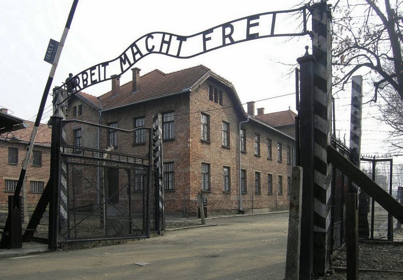 Ворота лагеря «Аушвиц I» с надписью «Труд освобождает».