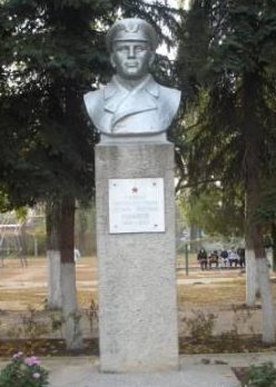 г. Азов. Бюст Герою Советского Союза Ц.Л. Куникову, установленный в 1969 году на территории школы № 3. 