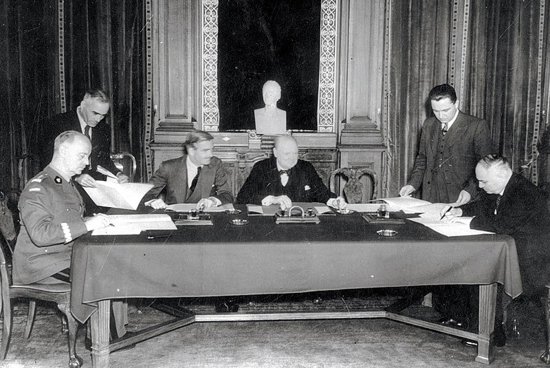 Подписание соглашения. Слева направо, сидят: Сикорский, Иден, Черчилль и Майский. Лондон 30 июля 1941 г.