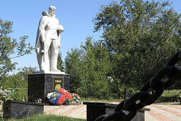 п. Байков Зимовниковского р-на. Мемориал воинам-односельчанам, погибшим в годы войны.