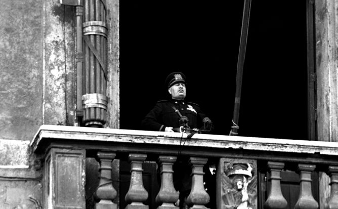 Муссолини делает заявление об объявлении войны с балкона римского Палаццо Венеция. 10 июня 1940 г. 