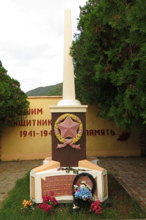 с. Агой Туапсинского р-на. Памятник по улице Центральной 10, установленный на братской могиле советских воинов.