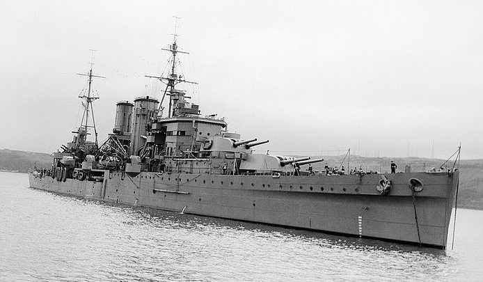 Британский тяжелый крейсер «Exeter». Скорость 31,25 узла. Вооружение: 6 орудий калибра 203 мм в двухорудийных башнях; 4 зенитных орудия калибра 102 мм. Дальность стрельбы орудий главного калибра 24,7 км.