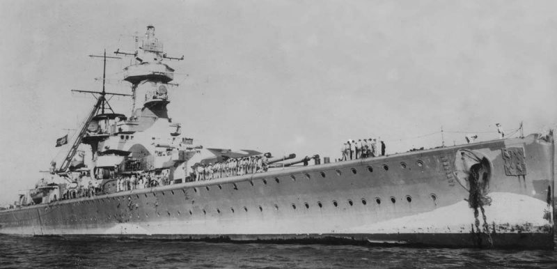 Поврежденный немецкий тяжелый крейсер «Адмирал граф Шпее» в Монтевидео. Декабрь 1939 г.