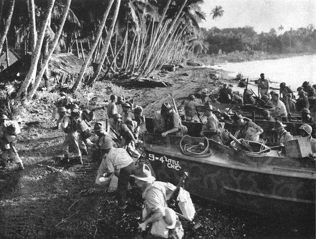 Новозеландские войска высаживаются на Соломоновых островах. 