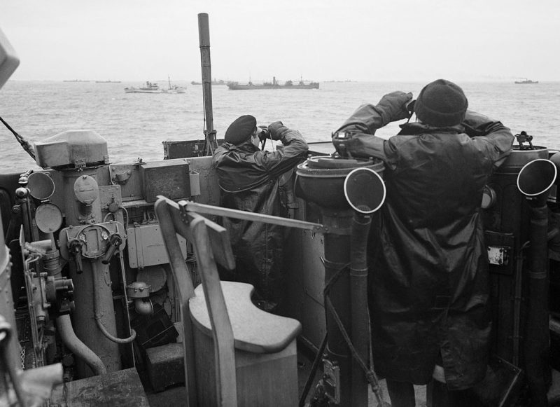 Поиск немецкой подлодки во время сопровождения конвоя.